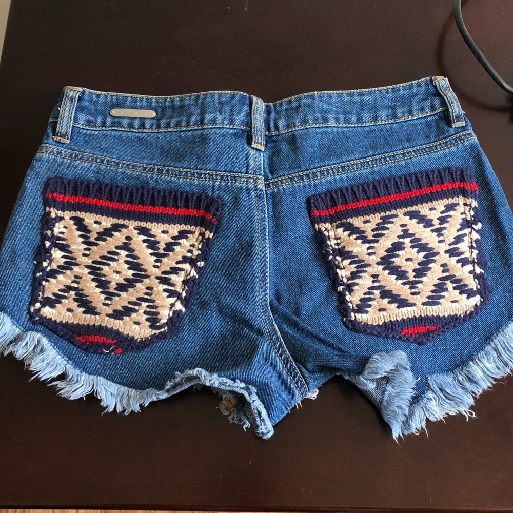 CROCHETED BACK POCKET JEAN SHORTS SIZE 5